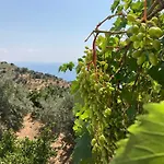Spiti Koryfi Pera Melana