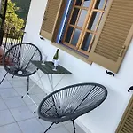 Spiti Koryfi * Pera Melana