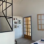 Spiti Koryfi Pera Melana