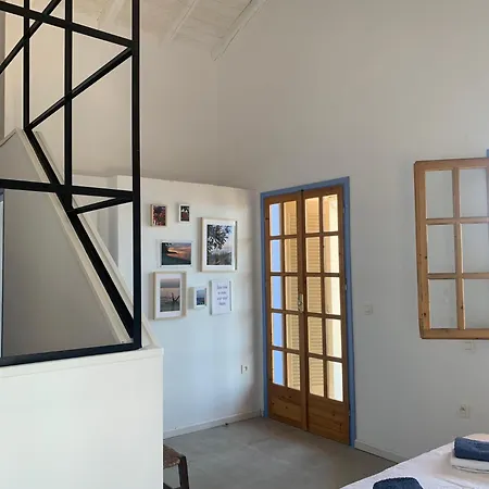 Spiti Koryfi Pera Melana