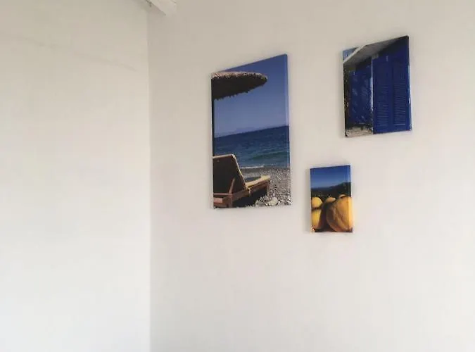 Spiti Koryfi Pera Melana