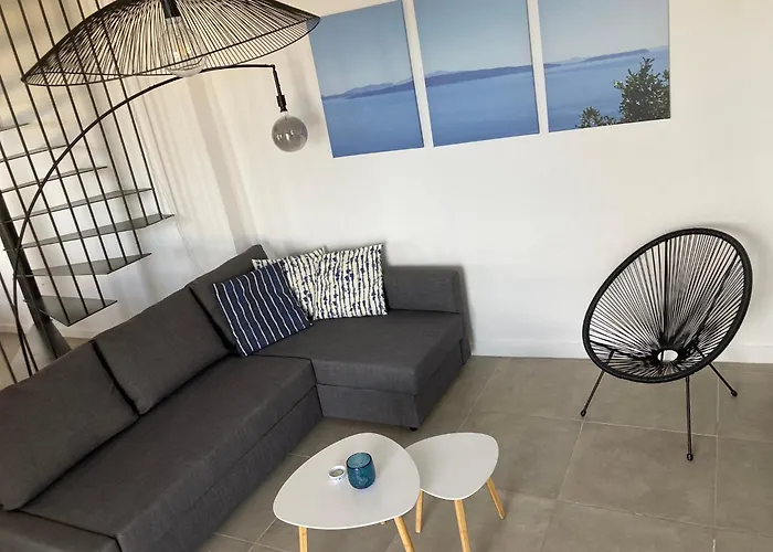 Spiti Koryfi * Pera Melana